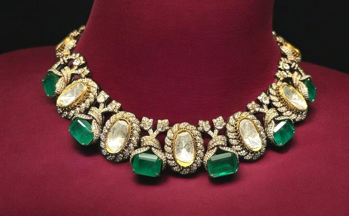 Emerald Jewellery Jaipur: open setting Emerald detail